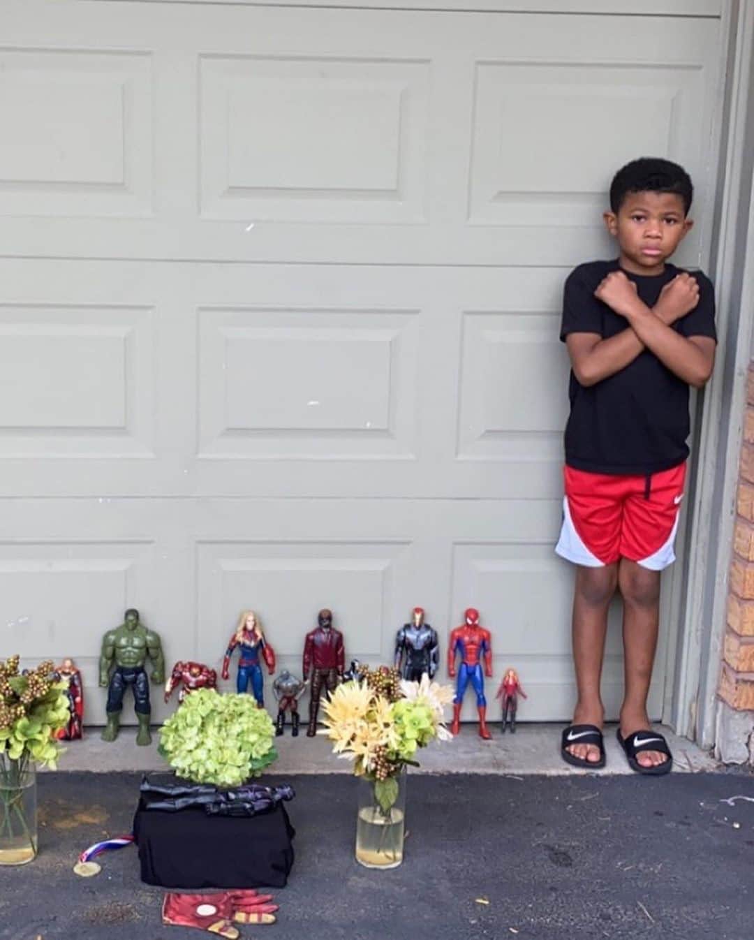 E! Onlineさんのインスタグラム写真 - (E! OnlineInstagram)「7-year-old Kian Westbrook and the Avengers holding a memorial for his hero, Black Panther. ♥️ (📷: Twitter/KingWestbrook7)」8月31日 1時00分 - enews