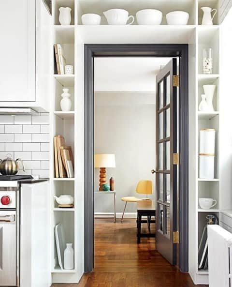 HGTVさんのインスタグラム写真 - (HGTVInstagram)「Do you suffer from the small kitchen storage solution blues? 🙆‍♀️ We rounded up 30 of our favorite storage solutions for small kitchens, and you can find them all at the link in our profile. 🔝⁠ ⁠ One solution: frame the door. 😲 Small spaces require savvy storage, so be sure to take advantage of every inch of available wall space in your tiny kitchen. 👩‍🍳 Use Lauren Rubin Architecture (@lra_architecture) as your muse and recreate this drool-worthy door frame shelving unit to store your kitchen wares, cutting boards and cookbooks. 👏⁠ ⁠ #kitchen #smallspace #storage #organization #kitchenstorage」8月31日 1時01分 - hgtv