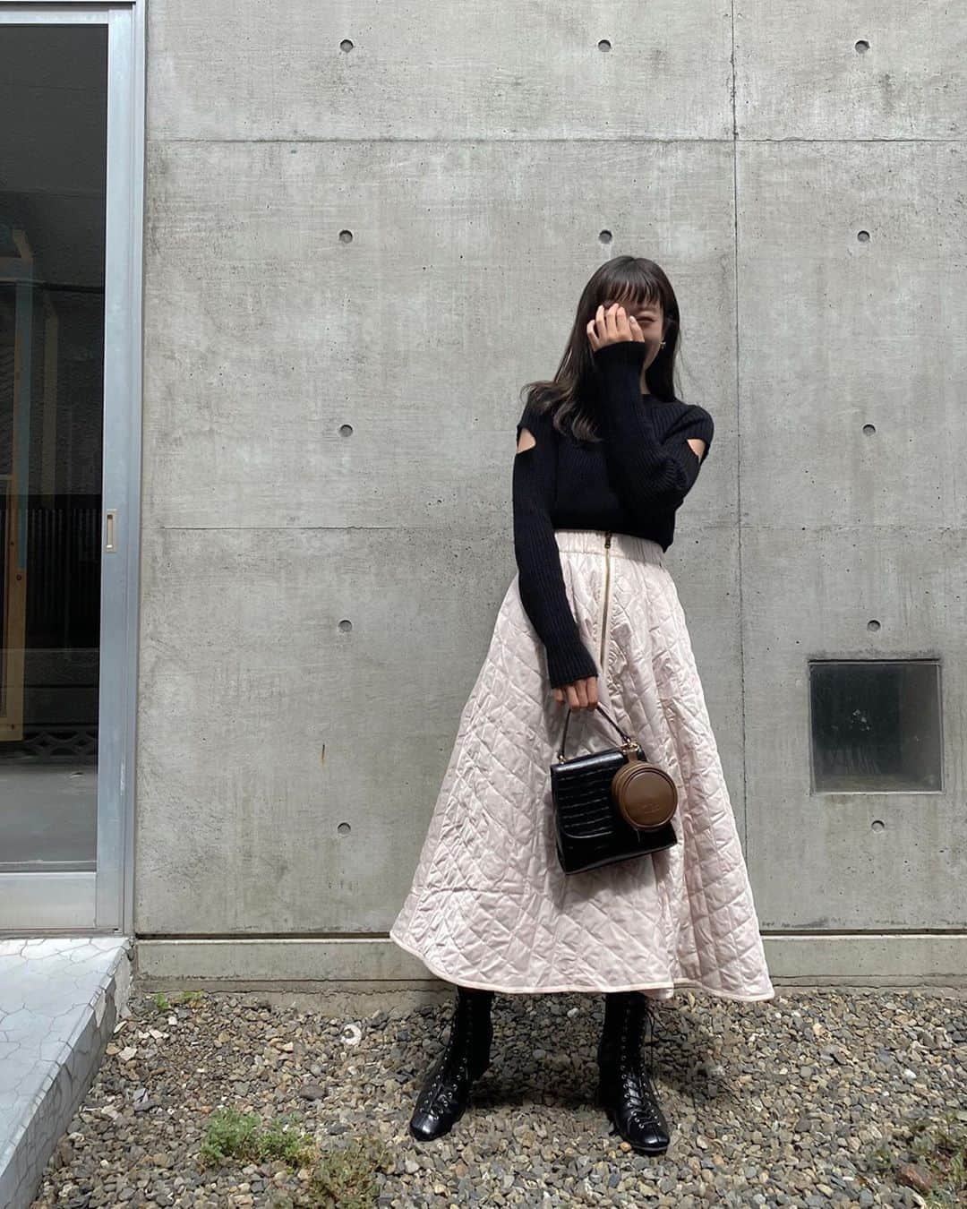 のインスタグラム：「ㅤㅤㅤㅤㅤㅤㅤㅤㅤㅤㅤㅤㅤ ㅤㅤㅤㅤㅤㅤㅤㅤㅤㅤㅤㅤㅤ ChicoのAWのカタログ🥀 もう見ていただきましたか？♡ ㅤㅤㅤㅤㅤㅤㅤㅤㅤㅤㅤㅤㅤ 今回もとっても可愛いです！ ㅤㅤㅤㅤㅤㅤㅤㅤㅤㅤㅤㅤㅤ カタログコーデ可愛いのたくさんやけど もうすぐ入荷のSALON by Chico限定の このキルティングスカート欲しいなぁ〜 ㅤㅤㅤㅤㅤㅤㅤㅤㅤㅤㅤㅤㅤ 色はカーキと迷い中☺️☺️ ㅤㅤㅤㅤㅤㅤㅤㅤㅤㅤㅤㅤㅤ ㅤㅤㅤㅤㅤㅤㅤㅤㅤㅤㅤㅤㅤ #kana_chicode #ちわcode #salonbychico #whoswhochico ㅤㅤㅤㅤㅤㅤㅤㅤㅤㅤㅤㅤㅤ」