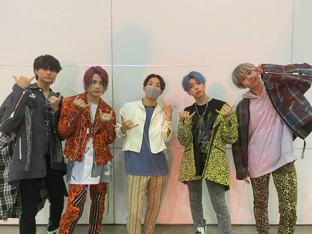 Kazuki Hamamotoのインスタグラム：「OWV 1st. single『UBA UBA』 振付しました！ 先程YouTubeにMV公開されたみたいなので是非ご覧ください🔥  https://youtu.be/xbOEgRt-gxk  これからの活躍楽しみだ〜！！  #OWV #UBAUBA」