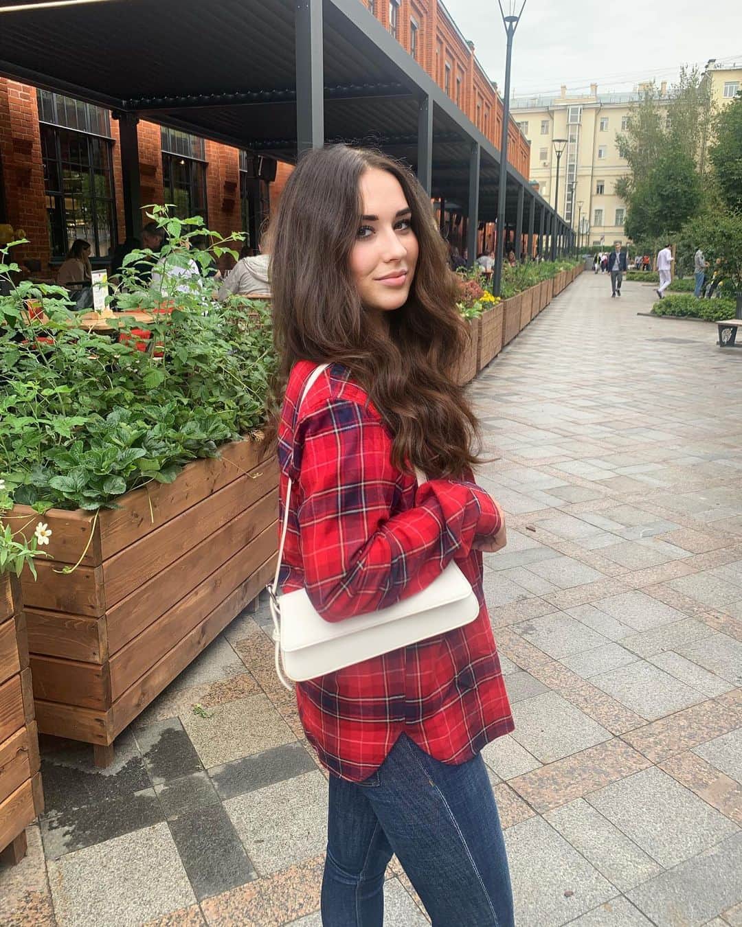 アッラ・ロボダのインスタグラム：「Скажи мне как художник художнику, где мне сегодня нарисоваться?🎨👩🏻‍🎨」