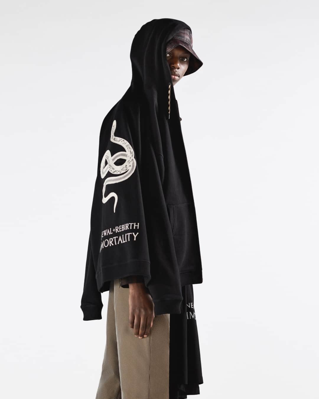 カシミ オムのインスタグラム：「Our snake embroidered fleece zip-up hoodie with drawcord detailing is available in black, scarab and grey melange. Discover the full AW20 collection via link in bio ⬆️  #qasimi #qasimiaw20 #mensfashion #renewal #rebirth #immortality」