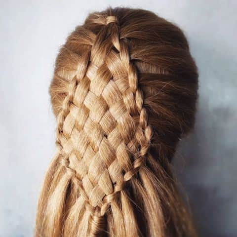 Sam Villaさんのインスタグラム写真 - (Sam VillaInstagram)「#BasketBraid. How are you honing your skills? Grab a mannequin and go! No #mannequin? Practice other braiding techniques using ribbons, strings, shoelaces -- whatever you can get your hands on! What is your favorite #braidstyle? From #fishtails to #frenchbraids, the options are limitless.⠀ ⠀ Hair by @hairbyarshiya.」8月31日 1時25分 - samvillahair