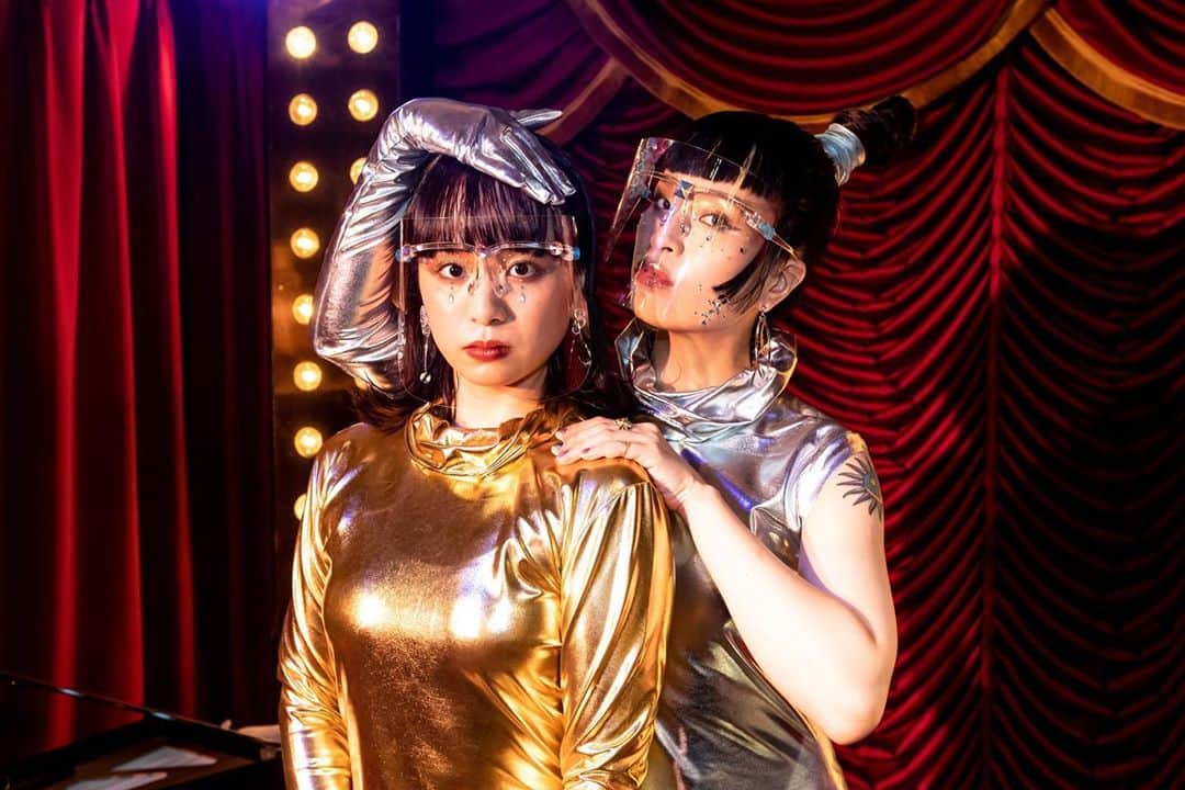 小春のインスタグラム：「配信て実際どうなんだ、結局は配信なんだ、会えもしなければ熱さも、歓声も伝わらない  と、避け続け早数ヶ月。 やるのであれば意味のあるライブがしたい、と思いながら今日を迎えました。  フェイスシールドが最高に似合う衣装ということでここにたどり着いた我々チャラン・ポ・ランタン。 どうなったって生きてやるよ。  次の配信は決まってないけど、もしもまたやることがあったらまた観てね。観れてない貴方は、31日21時あたりまでならチケット買って配信を観ることができるヨ。アーカイブは23:59まで。詳細はTwitterかオフィシャルホームページでも見てみて。観て、そして何度でも泣いて笑ってくれ。  チームチャランポの連携プレーは見事でした。見えてない部分ではコードが絡まって大変なことになってたんだから！笑笑 また同じメンバーでやりたいもんですな。  Photo by Masayo」