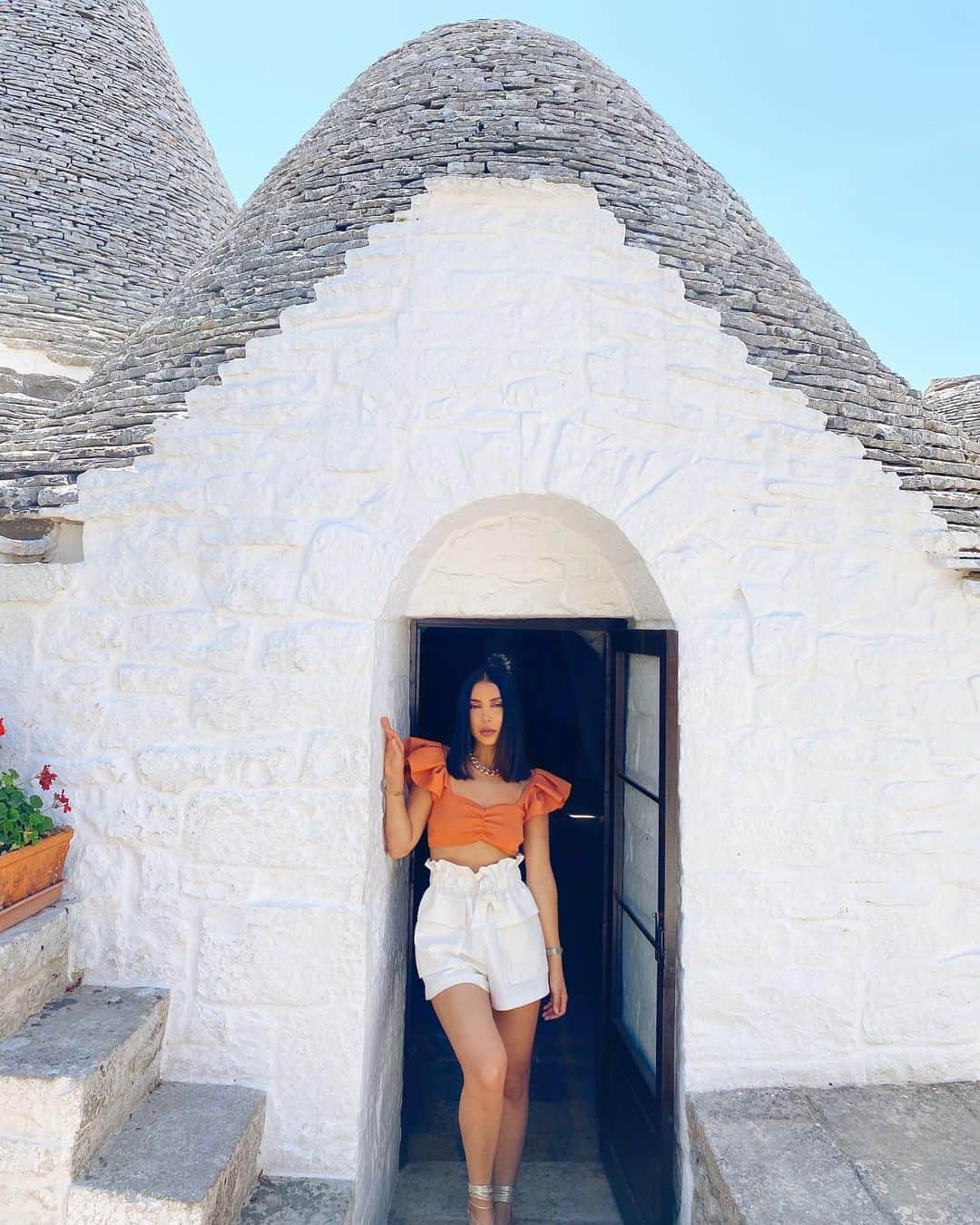 sananasのインスタグラム：「Nice to see you 😏Moi quand j’accueille quelqu’un à la maison 😎Gros mensonge ... j’ai souvent (au moins) mon bas de pyjama 😅  #Trulli #Trullo #Alberobello #Pouilles #Puglia」