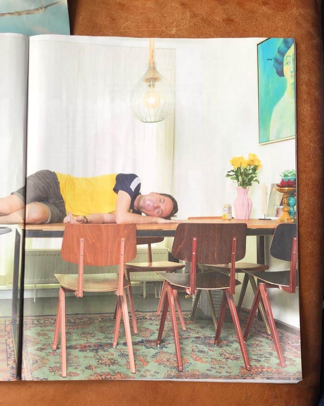ヤナ・スクラのインスタグラム：「Sorry heur, maar wat ziet mijn oog?! Een heuse Schradinova boven de eettafel van Yannick en Yentl in @volkskrantmagazine  Dank Elzemarijke voor de tip! Foto @ivovanderbent」