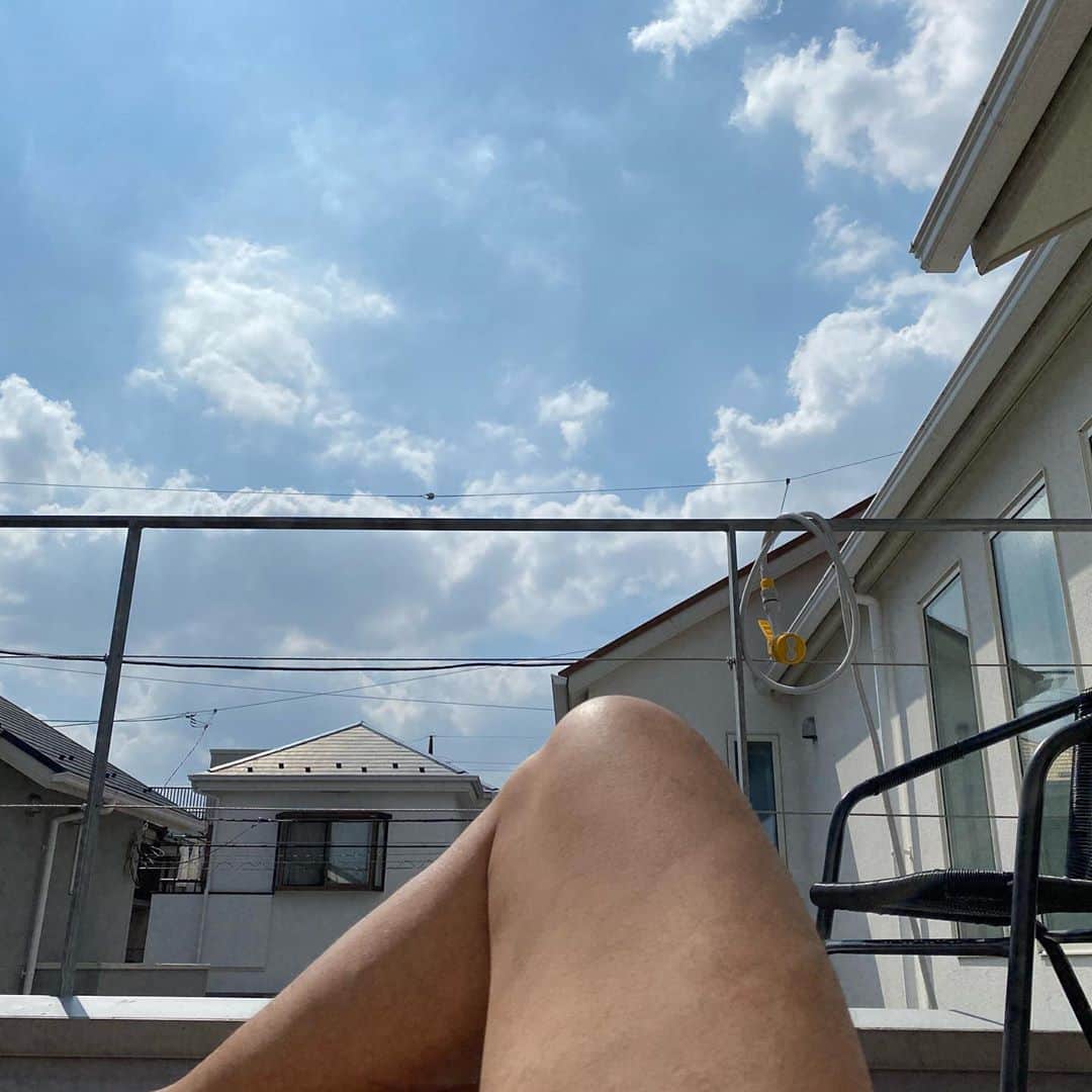 菊田早苗さんのインスタグラム写真 - (菊田早苗Instagram)「ベランダで日焼け。 音楽聴きながら、 とてもいい時間。 こんなんなら子供用プールでも買って早くこの夏を満喫すれば良かった。 俺のプーケット。 #日焼け」8月31日 1時59分 - sanae.kikuta