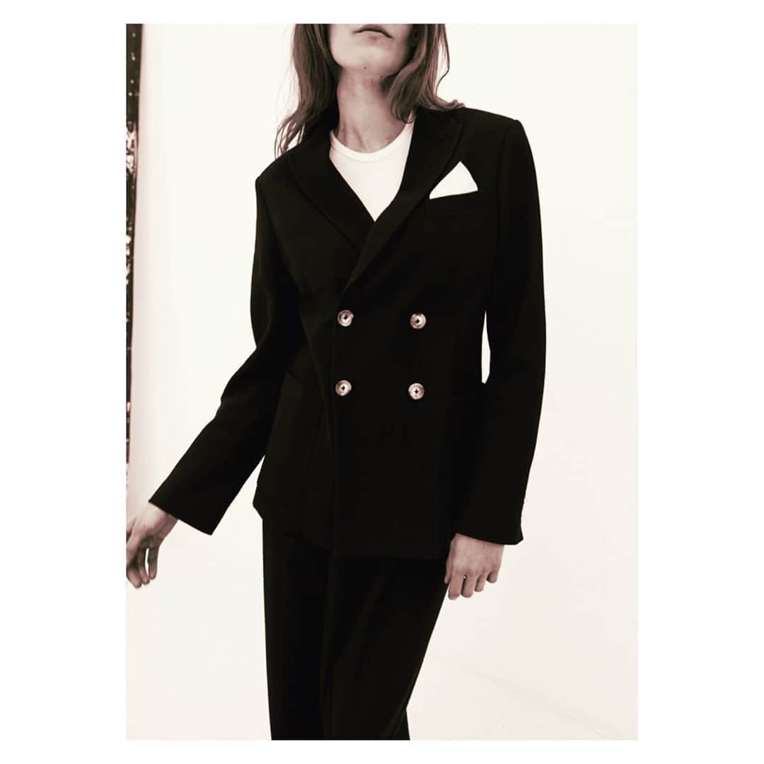 のインスタグラム：「Sunday Diner Time 🖤  #dressingdown #tanktop&suit #simpleluxary #womeninsuit #rikastudios」