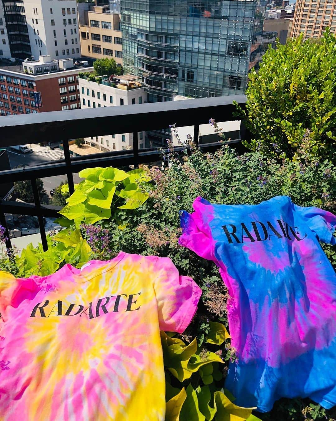 ロダルテさんのインスタグラム写真 - (ロダルテInstagram)「Love the new Radarte Tie Dye now available on ShopRodarte.com. Link in Bio. #rodarte」8月31日 2時08分 - rodarte