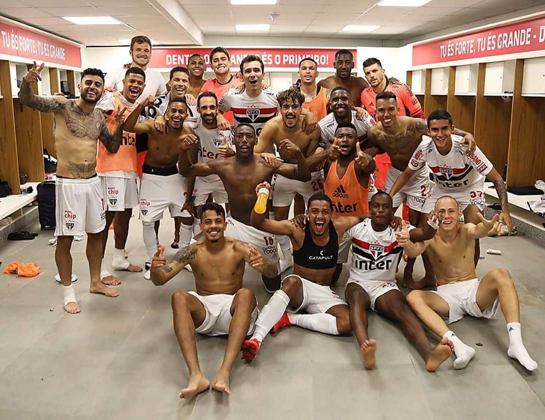 São Paulo FCさんのインスタグラム写真 - (São Paulo FCInstagram)「👊 Seguimos juntos. E subindo! ⠀⠀⠀⠀⠀⠀⠀⠀⠀ #VamosSãoPaulo 🇾🇪 ⠀⠀⠀⠀⠀⠀⠀⠀⠀ 📸 Rubens Chiri / saopaulofc.net」8月31日 2時09分 - saopaulofc