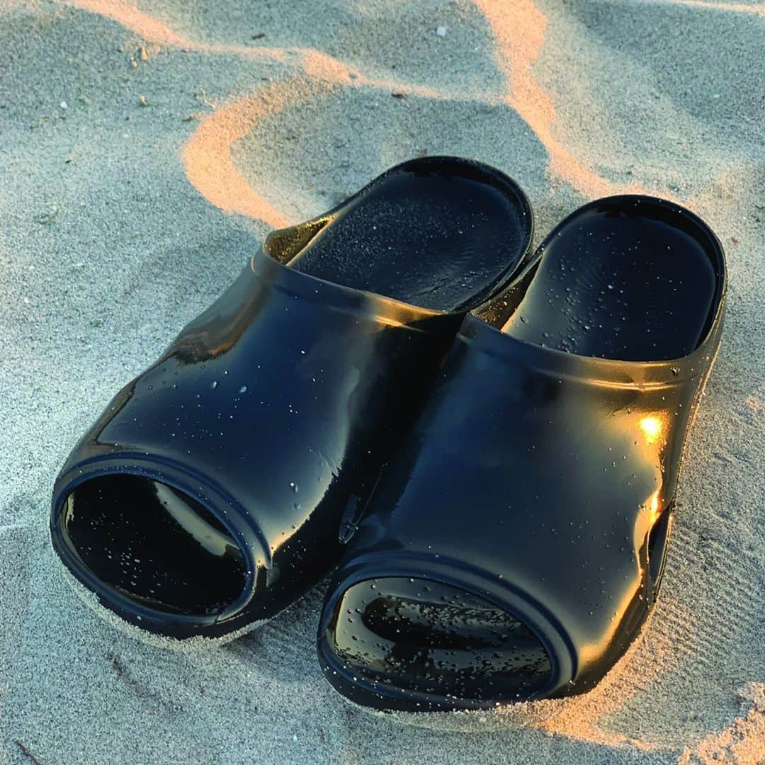 ブルーノボルデーゼさんのインスタグラム写真 - (ブルーノボルデーゼInstagram)「INTO THE WILD Black POOL    #brunobordese #summer #pool #beach #puglia #realpuglia #pugliagram #loveshoes #shoesoftheday」8月31日 2時10分 - brunobordese_official