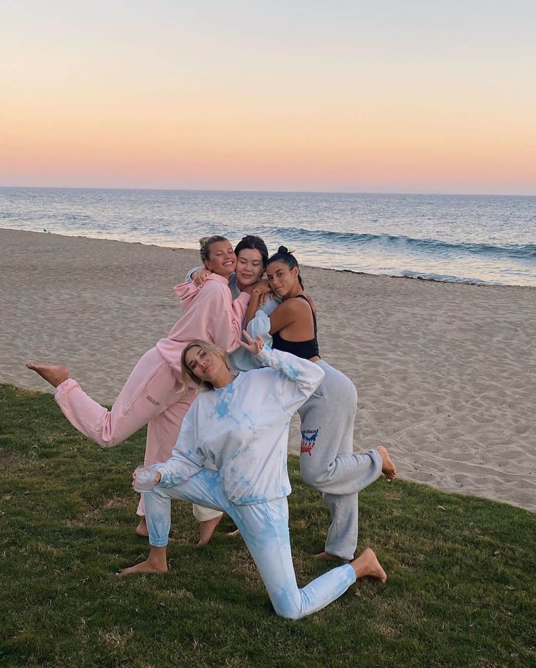 ソフィア・リッチーのインスタグラム：「thankful for good girlfriends」