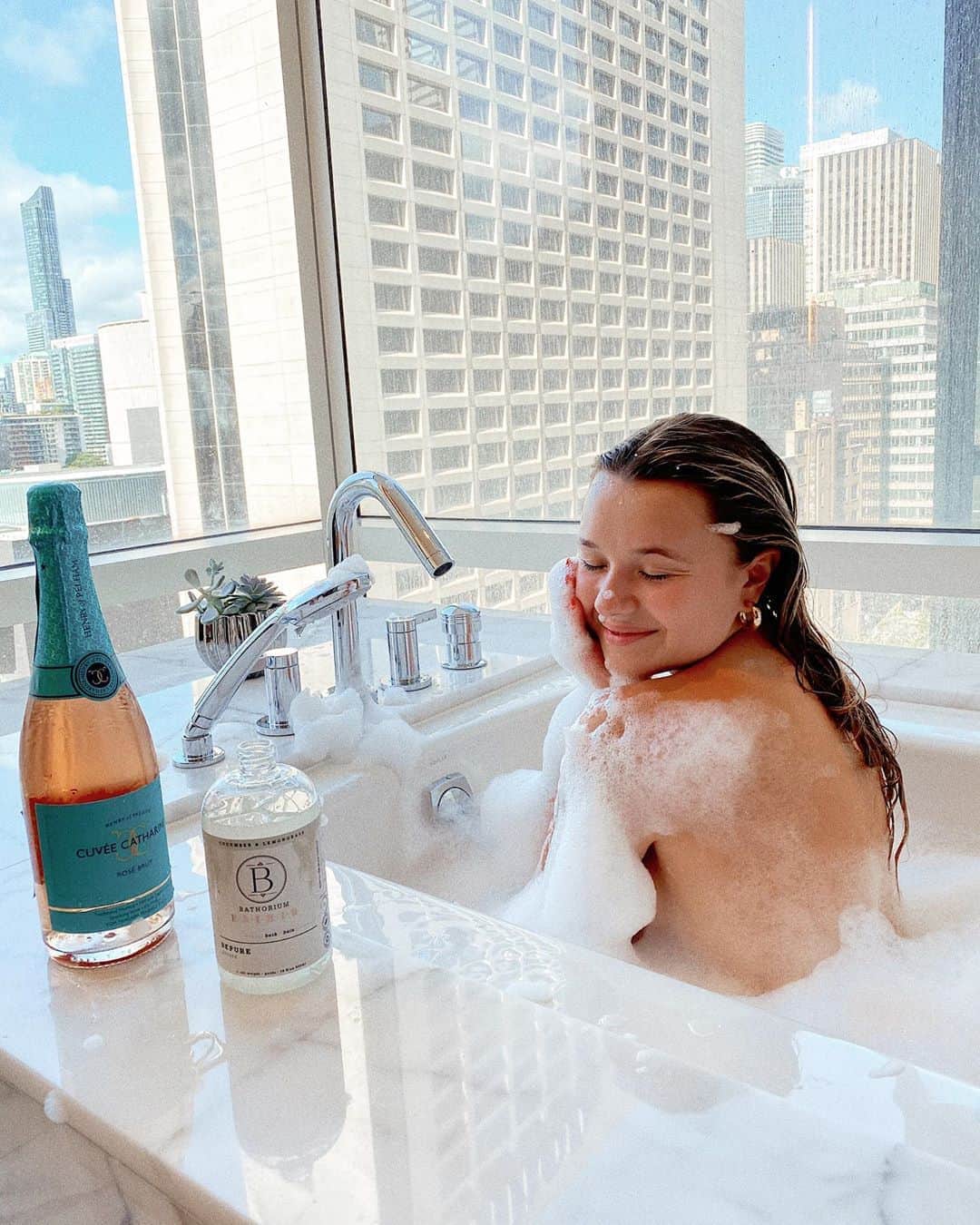 トーリ・ウェブスターのインスタグラム：「wrap me in bubbles🥂🛁 Sunday well spent @shangrilato 🧖🏼‍♀️💅🏻☁️」