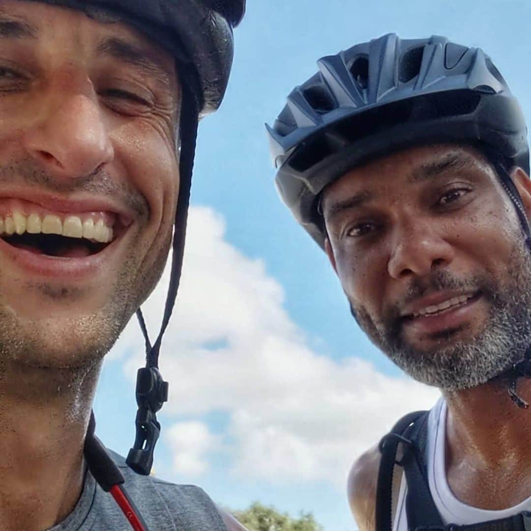 マヌ・ジノビリのインスタグラム：「🇺🇲I found quite a teammate for my first 20 mile ride! 😜 I finished exhausted and he was fresh as a cucumber. #TDstillaBeast 🇦🇷Pavada de compañero conseguí para hacer +30km por primera vez!! Me reventó. Terminé arrastrándome y él como si nada. 🤦🏻🚴‍♂️🚴」