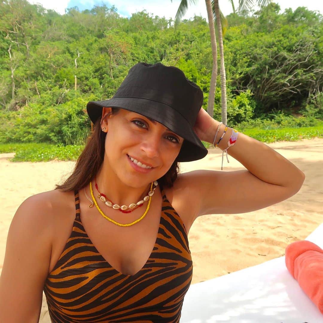 Ana Brenda Contrerasのインスタグラム：「Estoy bien no me busquen 💋」