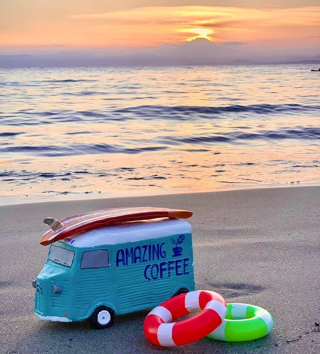 AMAZING COFFEEさんのインスタグラム写真 - (AMAZING COFFEEInstagram)「. ☀️YOKOSUKA BEACH SIDE with AKIYA BEACH CLUB☀️ . 少しずつ暑さが和らいできて、過ごしやすい時間帯が増えてきましたね🌴😌 . 涼しい時間帯は、AMeCOのDRINKを持って砂浜に座り、癒しのひとときをお過ごしください🤗🌟 . #AMAZINGCOFFEE #coffee #YOKOSUKABEACHSIDE #AKIYABEACHCLUB #AMeCO #アメコ #横須賀 #秋谷海岸 #sunset #マジックアワー #chill #FEEL #RICH」8月31日 8時00分 - amazing_coffee_official