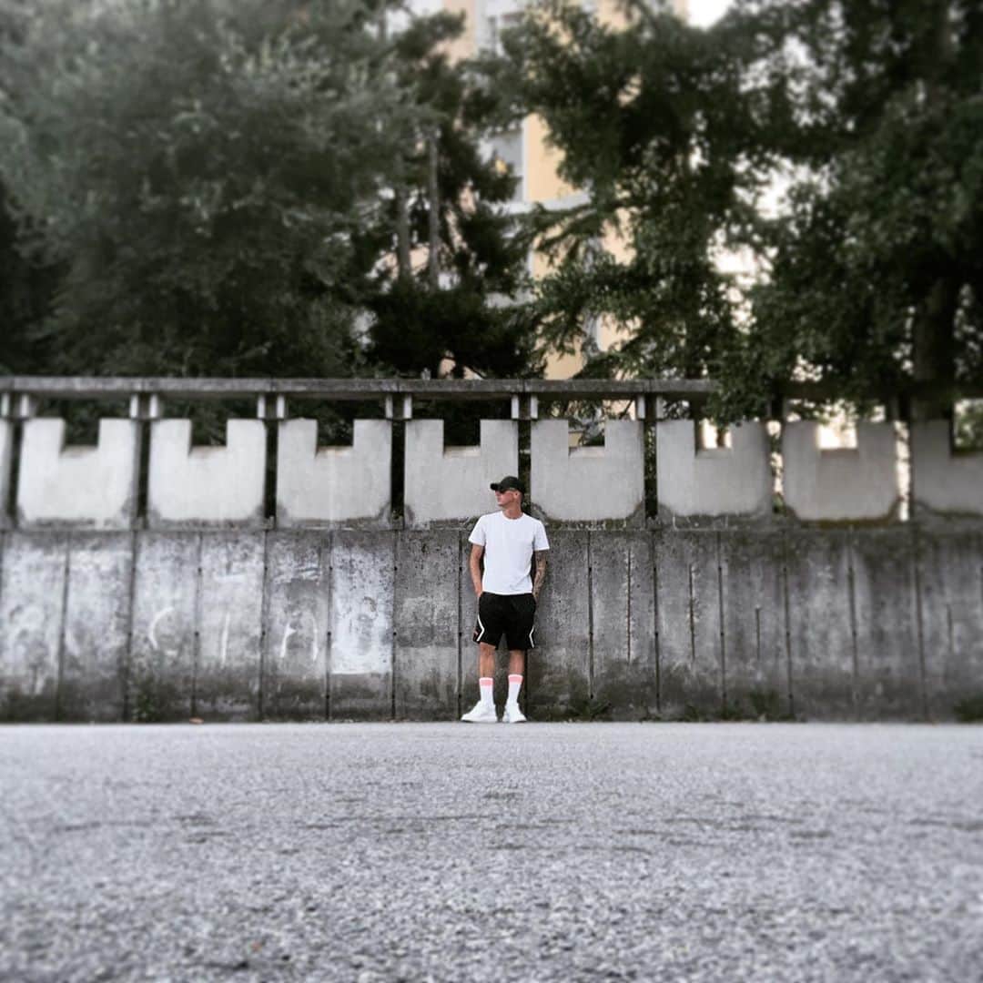 ミケーレ・カンポレーゼのインスタグラム：「La strada per tornare a casa è sempre quella , cambia la luminosità della mia stella...🎵F.Gabbani」