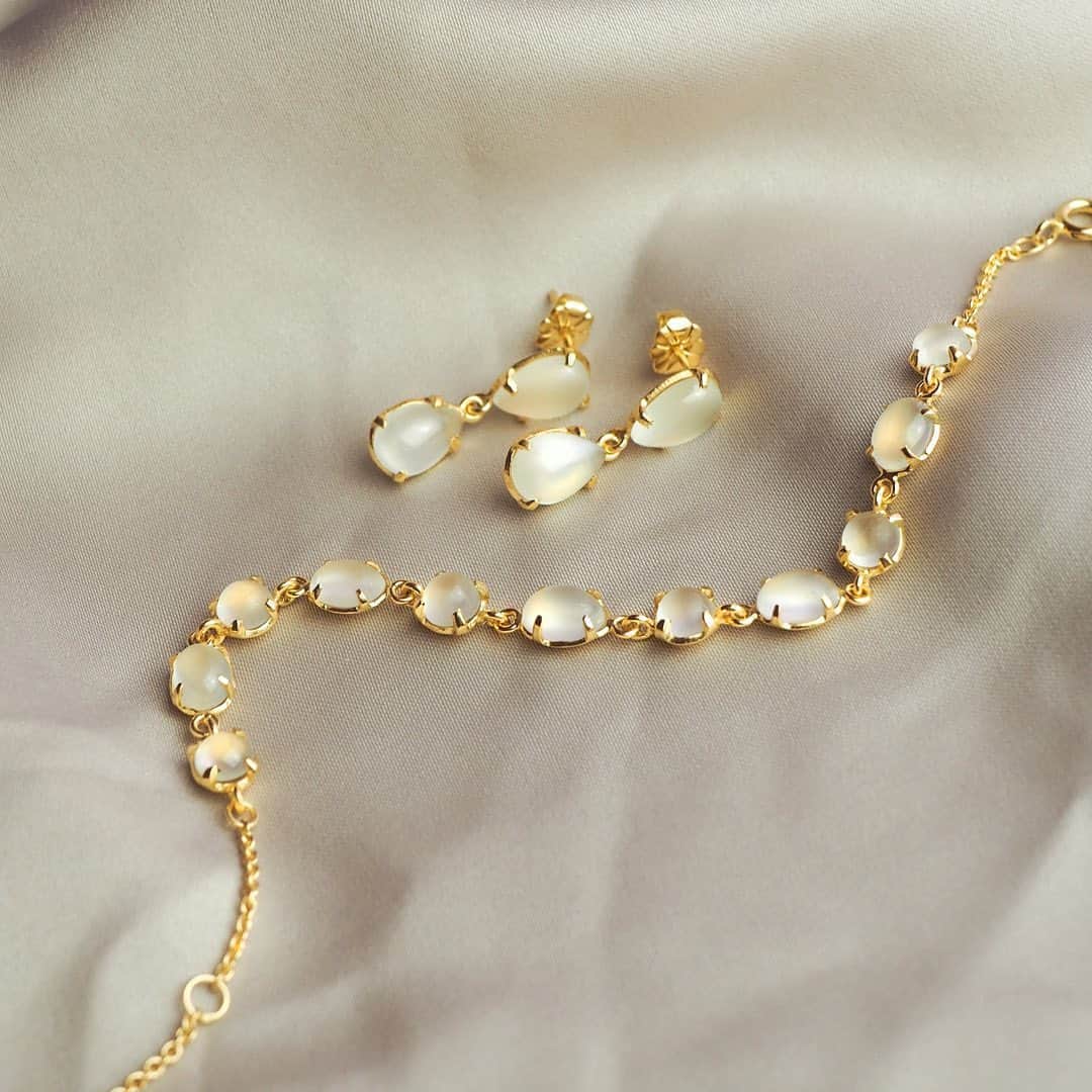 カレ ジュエリーさんのインスタグラム写真 - (カレ ジュエリーInstagram)「Regardless if you prefer classic white pearls or you are searching for colours to contrast your creme coloured wedding dress, you can be sure to find the right pieces for the big day at Carré💓 Gold plated bracelet and earrings set with Moonstone #carrejewellery #weddingjewellery #gemstones #moonstone #gems #jewellery #weddinginspo #gemcandy」8月31日 2時45分 - carrejewellery