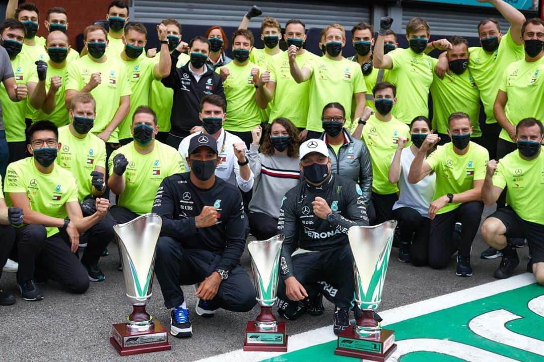 MERCEDES AMG PETRONASさんのインスタグラム写真 - (MERCEDES AMG PETRONASInstagram)「THIS TEAM ❤️ Thank you to everyone back home in Brackley and Brixworth that make days like these possible! And thank you to everyone around the world supporting us. This one is for you! 👊🏆」8月31日 2時58分 - mercedesamgf1
