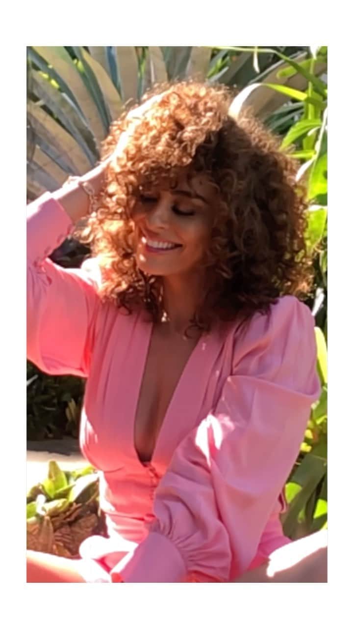 ジュリアナ・パエスのインスタグラム：「Smells like Glam!!! ✨✨✨✨」