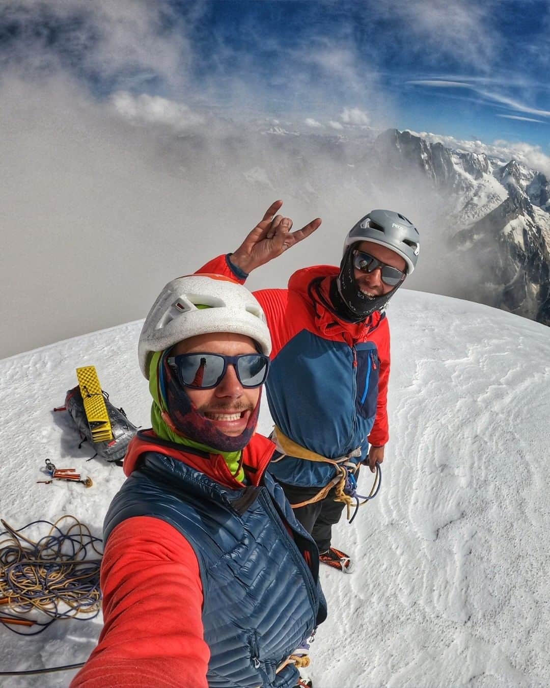 ミレーのインスタグラム：「Summit smiles for @symon9v and @aurel_vssiere after completing the Gabarrou-Silvy (6b/c, 1100m). Take a look at Symon's latest summer projects in our latest MTN Talk posted on August 7th 🎞   #MilletRiseUp」