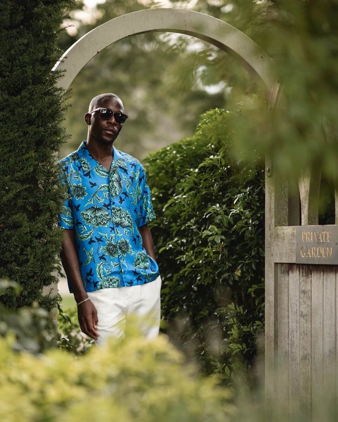 MR PORTERのインスタグラム：「It's time to retire your "Kiss The Cook" apron for this weekend's BBQ and opt for something a little slicker. Mr @emmanuellawal makes a case for throwing on a playfully printed, camp collar style, which is guaranteed to make you feel great, even if you burn the sausages. #MRPORTERLongWeekend」