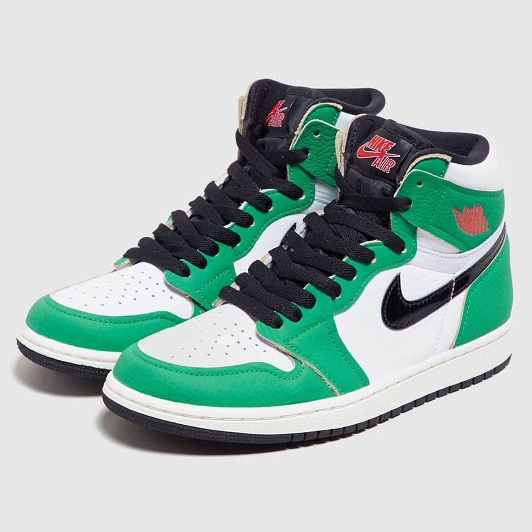 Sneaker Newsさんのインスタグラム写真 - (Sneaker NewsInstagram)「You'll need some luck on your side to cop the Air Jordan 1 Retro High OG "Lucky Green". This release is set for a drop on October 11th for women, PS, TD, and Crib; hit the link in our bio for a closer look.」8月31日 3時01分 - sneakernews