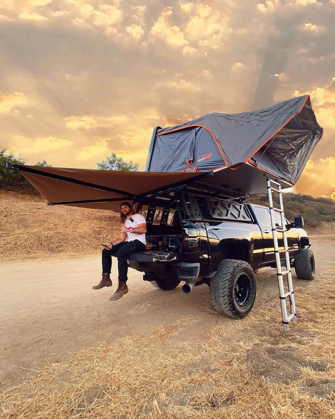 モデル、ブロック・オハーンのインスタグラム：「I’m just ready for the next adventure.   I know a lot of you are going to ask what my full set up is and why I chose what I did.. but don’t you worry that content is coming 😛🤙🏽   Do something you love today 😏」