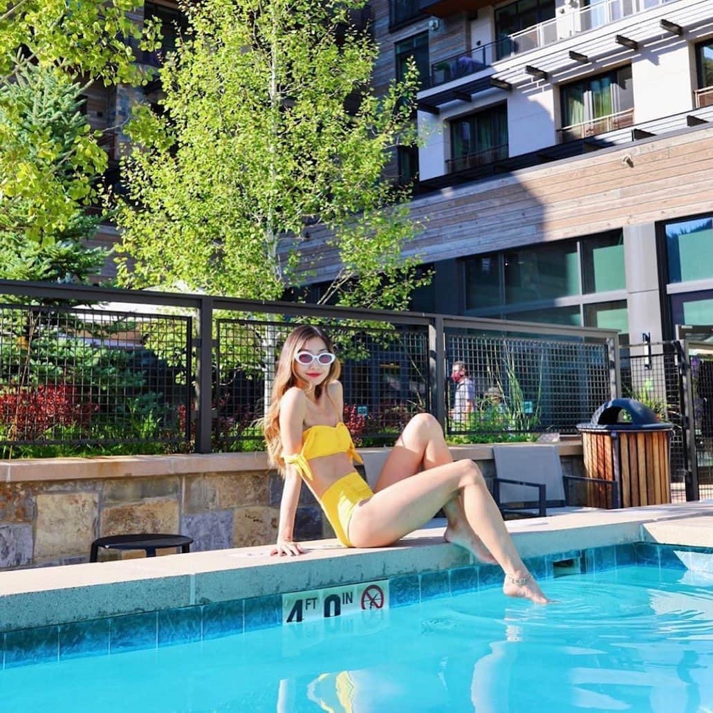 ショシャーナさんのインスタグラム写真 - (ショシャーナInstagram)「Sunny Sunday. @emilymen wearing the Marigold high-waisted bikini. #shoshanna #bikini #summer #madeinnyc #madeinusa」8月31日 3時08分 - shopshoshanna