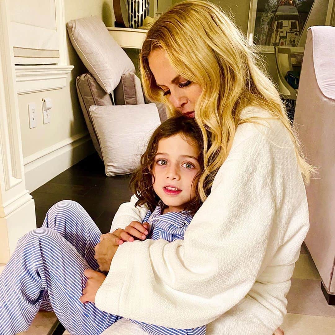 レイチェル・ゾーのインスタグラム：「Filling my #summer nights with hundreds of #kisses 💋 and holding on extra tight these days #boymom #grateful 🙏🏻 xoRZ」