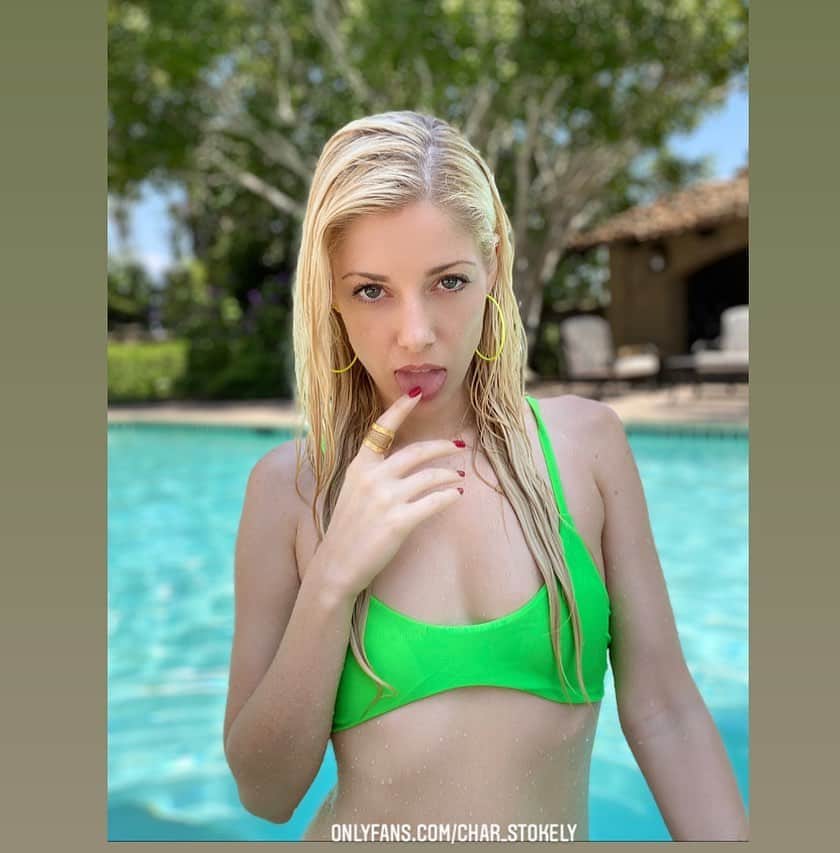 Charlotte Stokelyさんのインスタグラム写真 - (Charlotte StokelyInstagram)「Look into my eyes and drown in a pool of love 💕 #splash」8月31日 3時11分 - charlottestokely