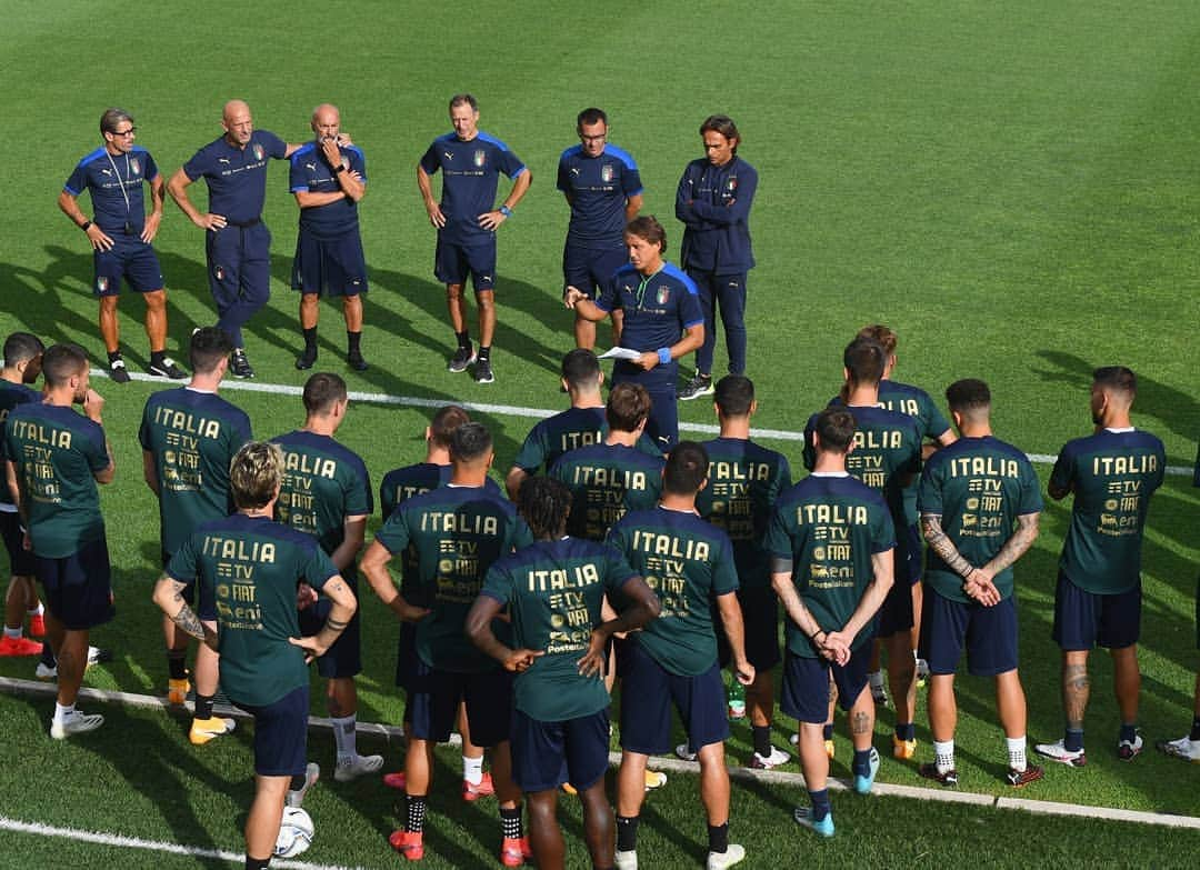 ロベルト・マンチーニのインスタグラム：「È un enorme piacere tornare dopo 9 mesi a Coverciano e rivedere i ragazzi. Spero si possa tornare al più presto alla normalità 🇮🇹  #VivoAzzurro #Mancio」