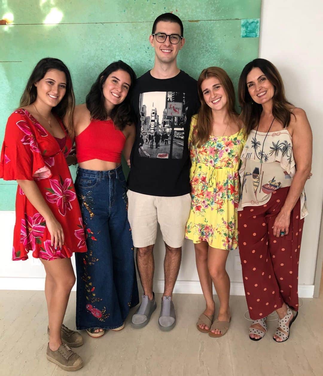 ファチマ・ベルナルデスのインスタグラム：「E lá foi ele em busca do sonho. Vamos sentir muita saudade. Quando que eu podia imaginar que aquele primeiro dia de aula numa escola bilíngue, pra aprender francês, fosse fazer todo sentido agora...(arraste pro lado pra ver). Valeu a pena. Ele está feliz e nós também, por ele.」