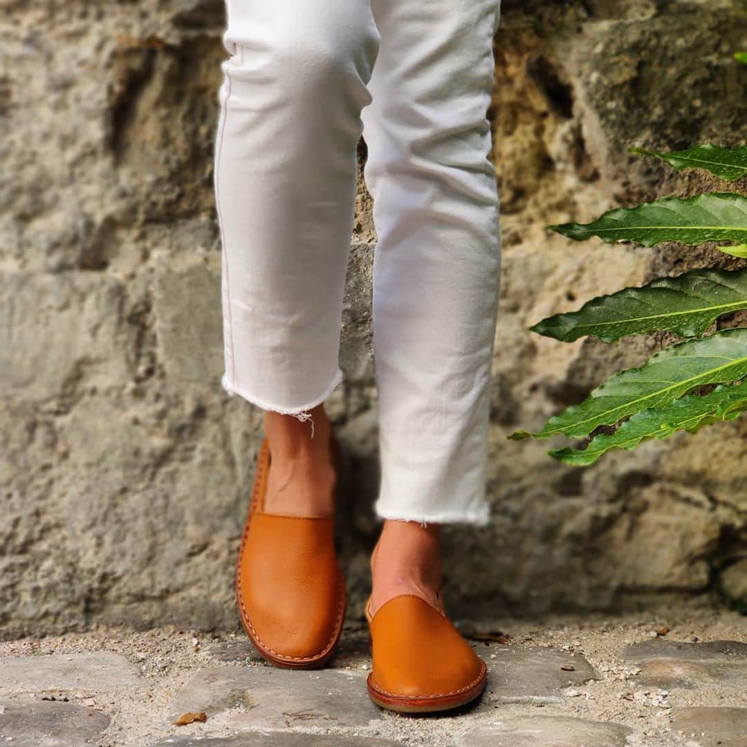 のインスタグラム：「Faites plaisir à vos pieds   Modèle Maurice disponible du 34 au 47  #labottegardiane #summershoes #sanschaussettes #genderlessshoes #modedurable #modeethique #qualityshoes #qualitygoods #developpementdurable #savoirfaire #chaussuresaddict #qualite #handcraftedinfrance #labelepv #patrimoinevivant #knowhow #craftmenship」