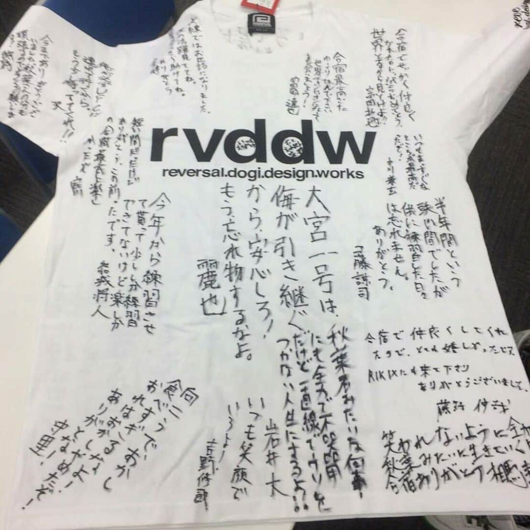 佐藤天さんのインスタグラム写真 - (佐藤天Instagram)「秋葉 @iyori.ttm が居なくなって4年。もうなのかまだなのか。  秋葉が居なくなったあの時、一緒にやってきた自分は秋葉が進めなくなった分も一緒に進んで行くと決めました。これが嘘になってしまわないようにこれからも全力でやっていきます！ 選手である内は『自分なりに頑張ってる』なんてクソッタレだと思ってるし、良いことばっかり言って中途半端なことをするような人にはなりたくない。言ったならやる！  TRIBEもあれから色んな選手が入って秋葉の事を知らない選手も増えたし、自分がフロリダに来てから自分も知らない新しい選手も入ってきてますが、当時秋葉と一緒に居た自分達がこれからも伝えていかないといけない事があると思ってます。  そんな事よりいつ見ても皆の漢字の間違いが酷い！！笑 特に仁くんの文が凄いので是非良く見てください！🤣笑  #秋葉尉頼 #TRIBETOKYOMMA」8月31日 3時26分 - satotenten