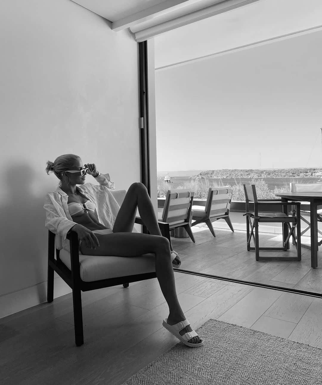 キャロライン・ダウルさんのインスタグラム写真 - (キャロライン・ダウルInstagram)「Sunglasses indoors and Birkenstocks - faux pas or avant-garde?🙈」8月31日 3時48分 - carodaur