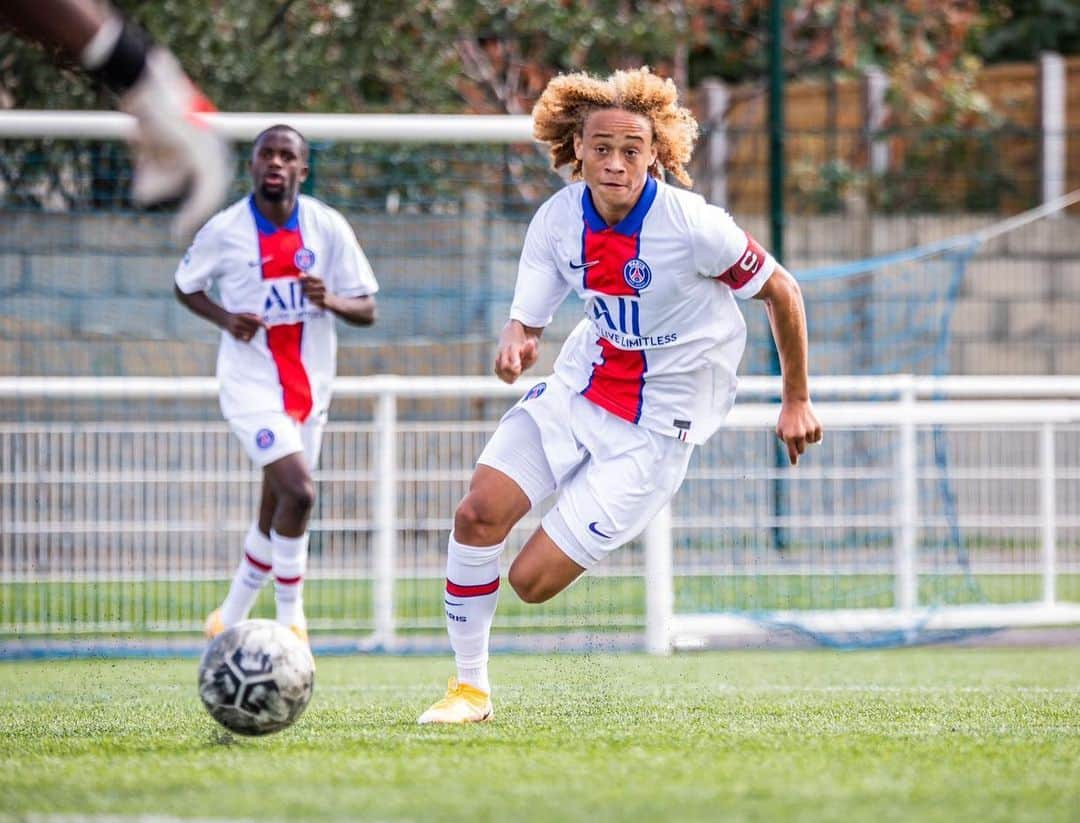 シャビ・シモンズさんのインスタグラム写真 - (シャビ・シモンズInstagram)「🦁 : : : : : : : #icicestparis #keeppushing #footballdreams #everydayisdayone #fútbol #sport #team #football #soccer #love #player #lovethisgame #attitude #passion #happy #psg #paris #motivation #gogoles #futbol #nike #xavi #xs #xavisimons #allezparis #smile #allez #allezpsg #weareback #back」8月31日 3時53分 - xavisimons