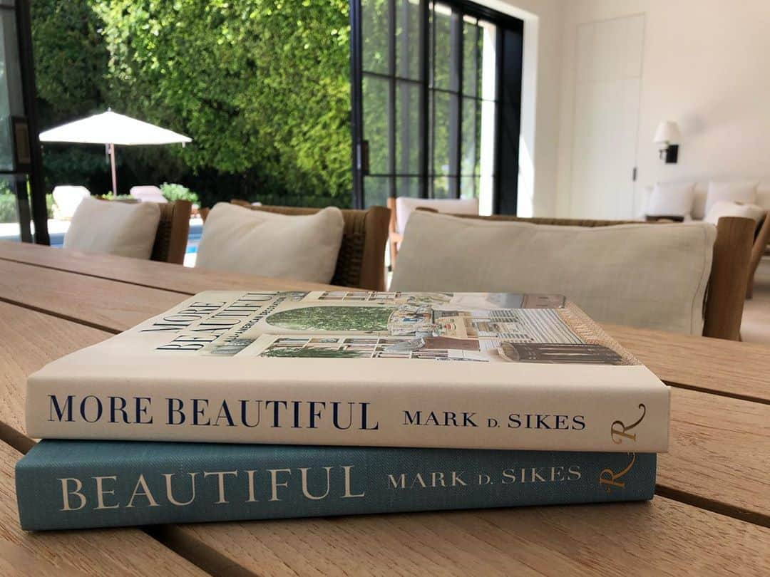 ナンシー・マイヤーズさんのインスタグラム写真 - (ナンシー・マイヤーズInstagram)「Maybe you CAN judge a book by its cover. This one is so beautiful.  Congrats to my pal @markdsikes on a wonderful new book. Get your Post Its ready. So many great details!」8月31日 4時00分 - nmeyers