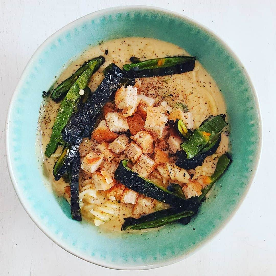 ガソリングラマーさんのインスタグラム写真 - (ガソリングラマーInstagram)「PLANT BASED CHEESE BROCCOLI CHICKEN PASILLA PEPPER RICOTTA RAVIOLI BAKE #GASOLINEKITCHEN 🍝🧀🥦🍗🌶🌿🧄🧅 @amyskitchen #BROCCOLI #cheddar #cheezebake #macncheese #macaroniandcheese  @eat_nice #ricotta #ravioli  @jrorganicsfarm #organic #pasillapeppers  @alphafoods #chickenpatty  @mountainroseherbs black pepper smoked chili flakes kiawe smoked salt  @oatly #oatmilk  #vegan #veganfood #whatveganseat #plantbased #vegetarian #VEGANGOOD #vegansofig #veganfoodie #foodie #plantbased #plantbasedfood #plantbasedfoodie #pasta #veganpasta @gasolineglamour #gasolineglamour  #amyskitchen  #eatnicefoods  #jrorganicsfarm  #alphafoods  @marketbox.sd  @gtfoitsvegan」8月31日 4時09分 - gasolineglamour