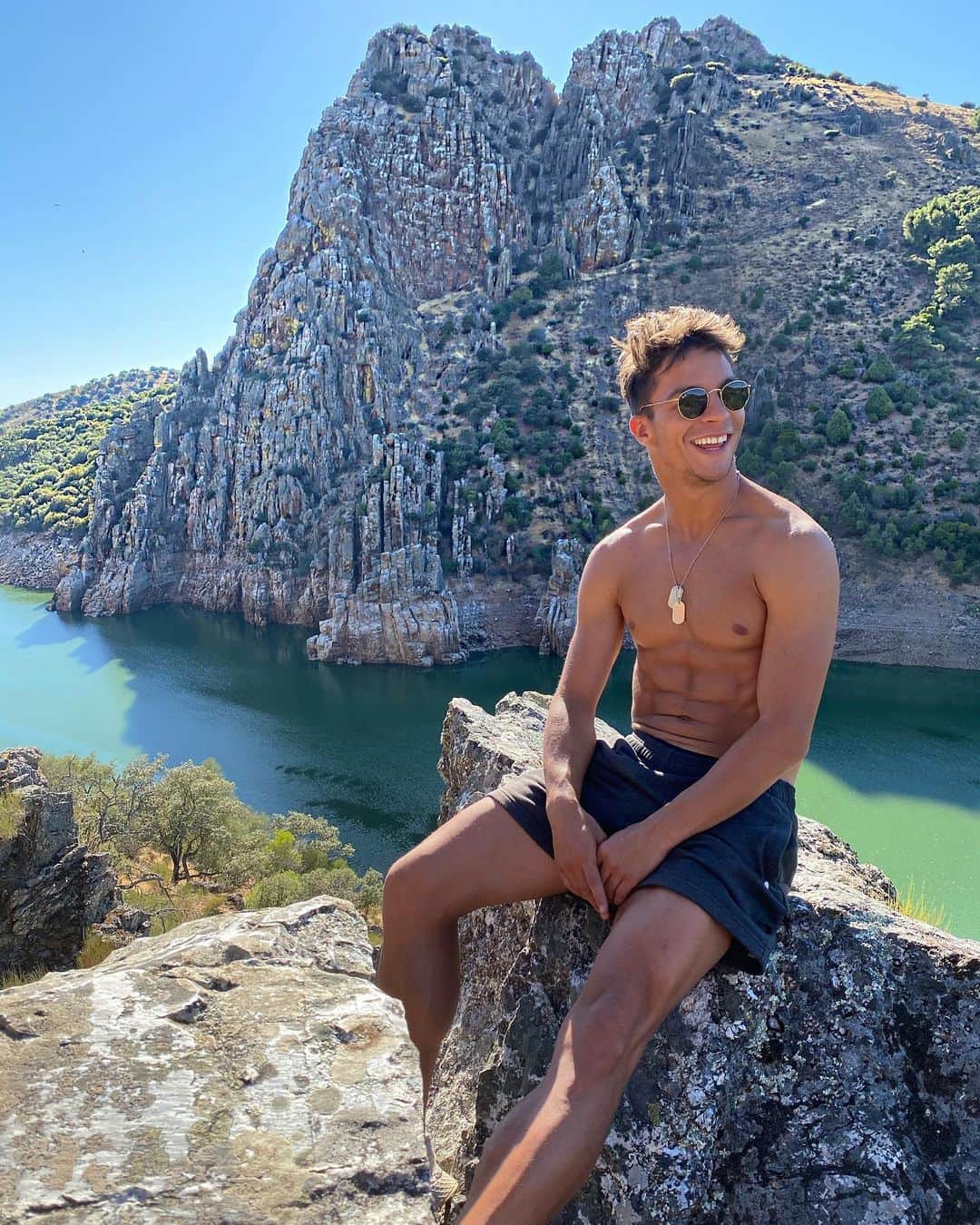 オリベル・トーレスのインスタグラム：「Paraíso natural🌞🍂 #Extremadura #senderismo #monfragüe」