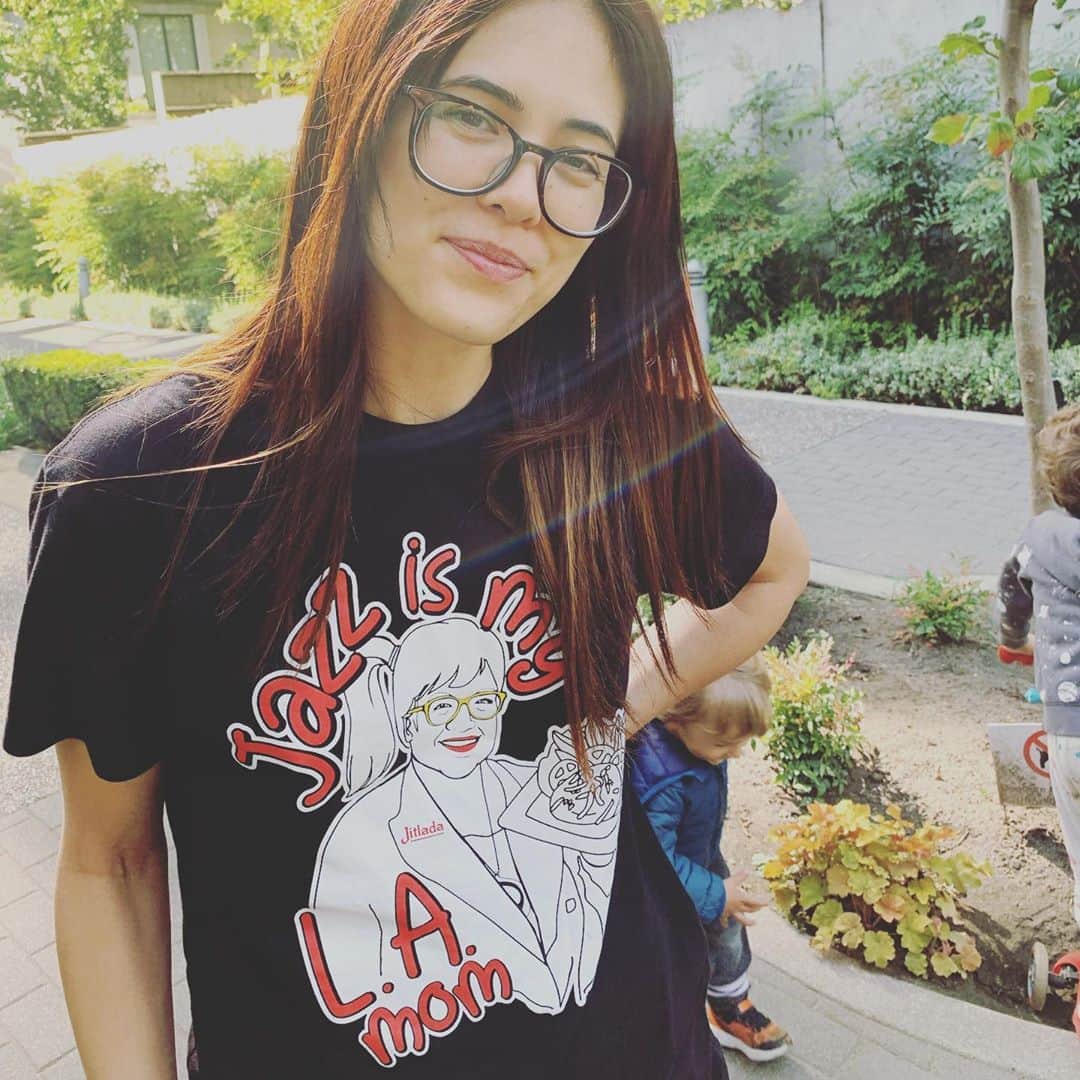 プリシラ・アーンのインスタグラム：「One of the things I miss most about LA (besides family and friends) is @jitlada_la ~ it is my favorite Thai food outside of Thailand, hands down.  Jazz is the owner who has put her heart and soul into the food and her customers.  If you’re in LA and need some spice in your life — order Jitlada to go!!! @jazz_sing — whenever I’m feeling sick, low, or need comfort, I turn to your food, which in my book, makes you my LA mom for real!! (Mom, if you’re reading this, of course you are my everywhere Mom and I wish I could eat your cooking every single day)😉🥰 Stay safe out there and let’s continue to try and support our local businesses.  Love you @jazz_sing 🌶🌶🌶」