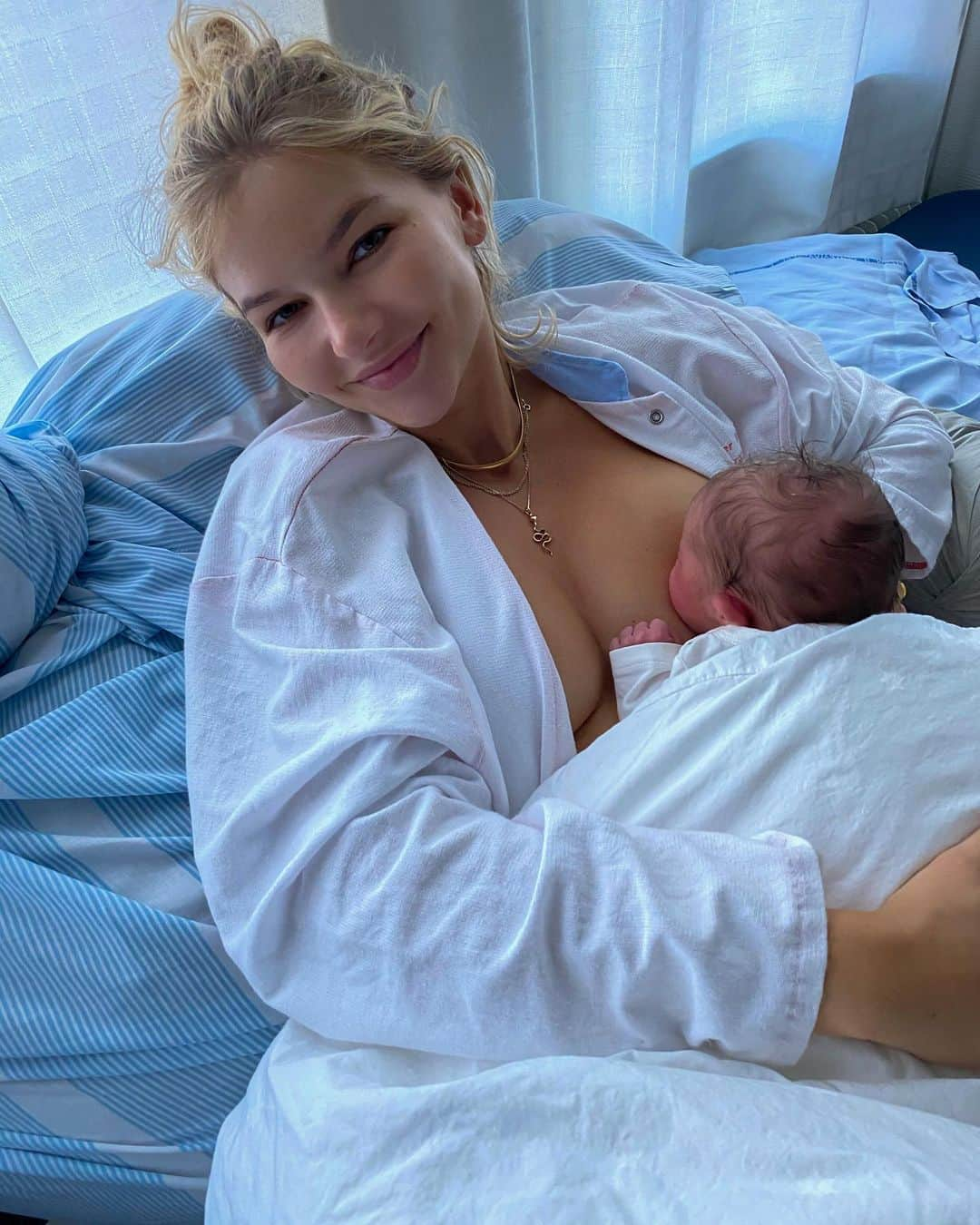 アンデルス・リンデゴーのインスタグラム：「Never imagined birth could be such a wonderful, connecting and including experience. So proud and grateful of these two❤️💙Levi Bording Lindegaard - 29.8.2020」