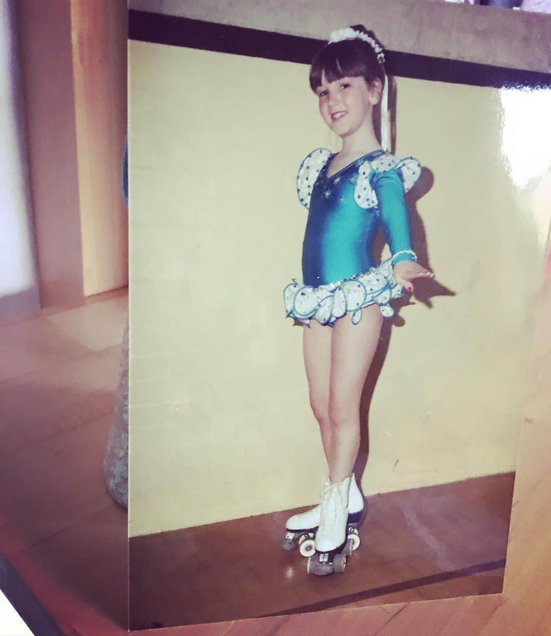シネイド・ケアーのインスタグラム：「42..!!🥳😅🥂 Wonder if I can still roller skate...??🤔」