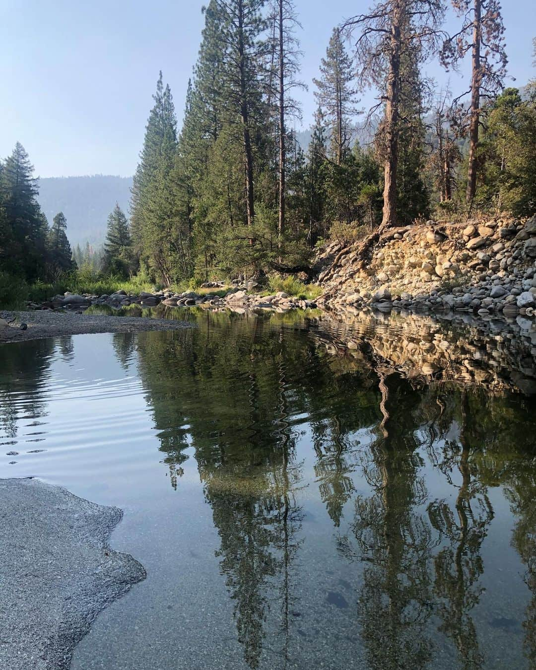 コンスタンス・ジマーさんのインスタグラム写真 - (コンスタンス・ジマーInstagram)「“Of all the paths you take in life, make sure a few of them are dirt.” #johnmuir  I went to the mountains to see the trees, the waterfalls and the swimming holes...I found myself again. Give yourself a moment everyday to find yourself and feel those feelings, so you can continue to go about your day, your week, your month, your year. Life is precious. You never know what someone else is going through. Above all BE KIND to strangers, BE KIND to yourself and BE KIND to the earth! #sundayselfie」8月31日 4時49分 - constancezimmer