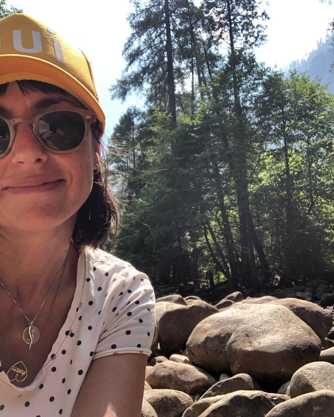 コンスタンス・ジマーのインスタグラム：「“Of all the paths you take in life, make sure a few of them are dirt.” #johnmuir  I went to the mountains to see the trees, the waterfalls and the swimming holes...I found myself again. Give yourself a moment everyday to find yourself and feel those feelings, so you can continue to go about your day, your week, your month, your year. Life is precious. You never know what someone else is going through. Above all BE KIND to strangers, BE KIND to yourself and BE KIND to the earth! #sundayselfie」