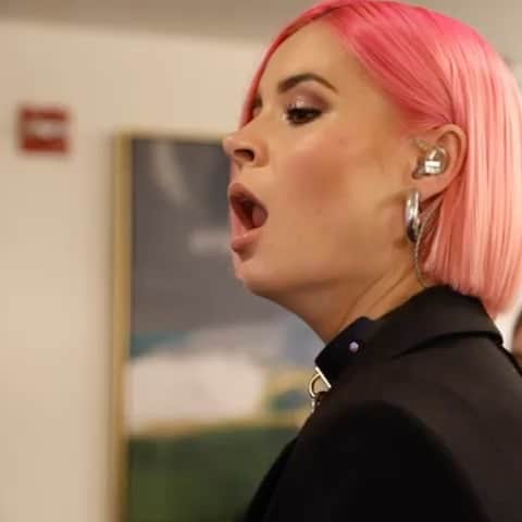 ニーナ・ネスビットのインスタグラム：「best caption wins...」