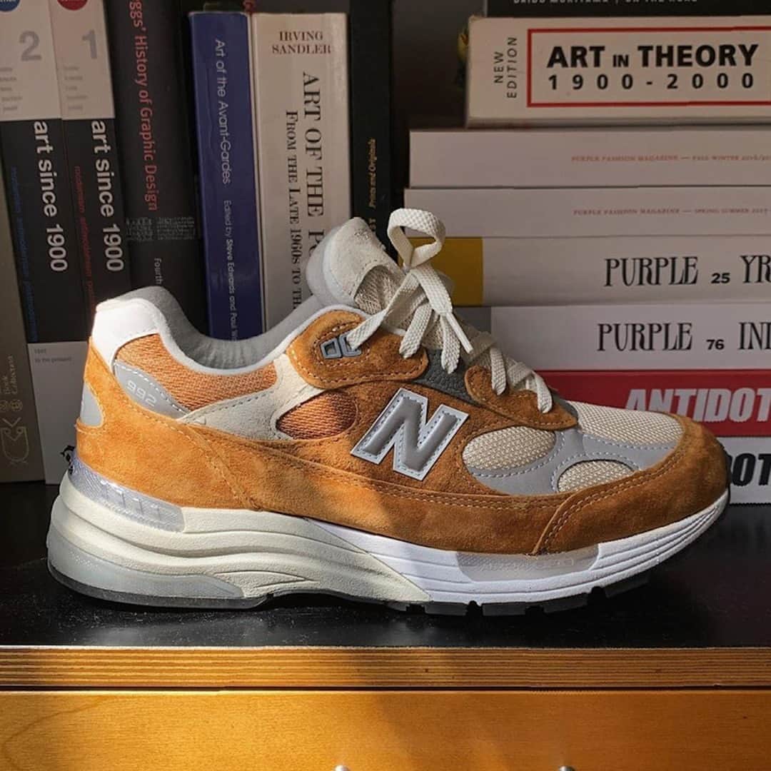 Sneaker Newsさんのインスタグラム写真 - (Sneaker NewsInstagram)「Here's an updated look at the upcoming @packer x New Balance 992 collaboration, featuring curry brown suede overlays and a tan mesh toe. Link in bio for more.」8月31日 5時01分 - sneakernews