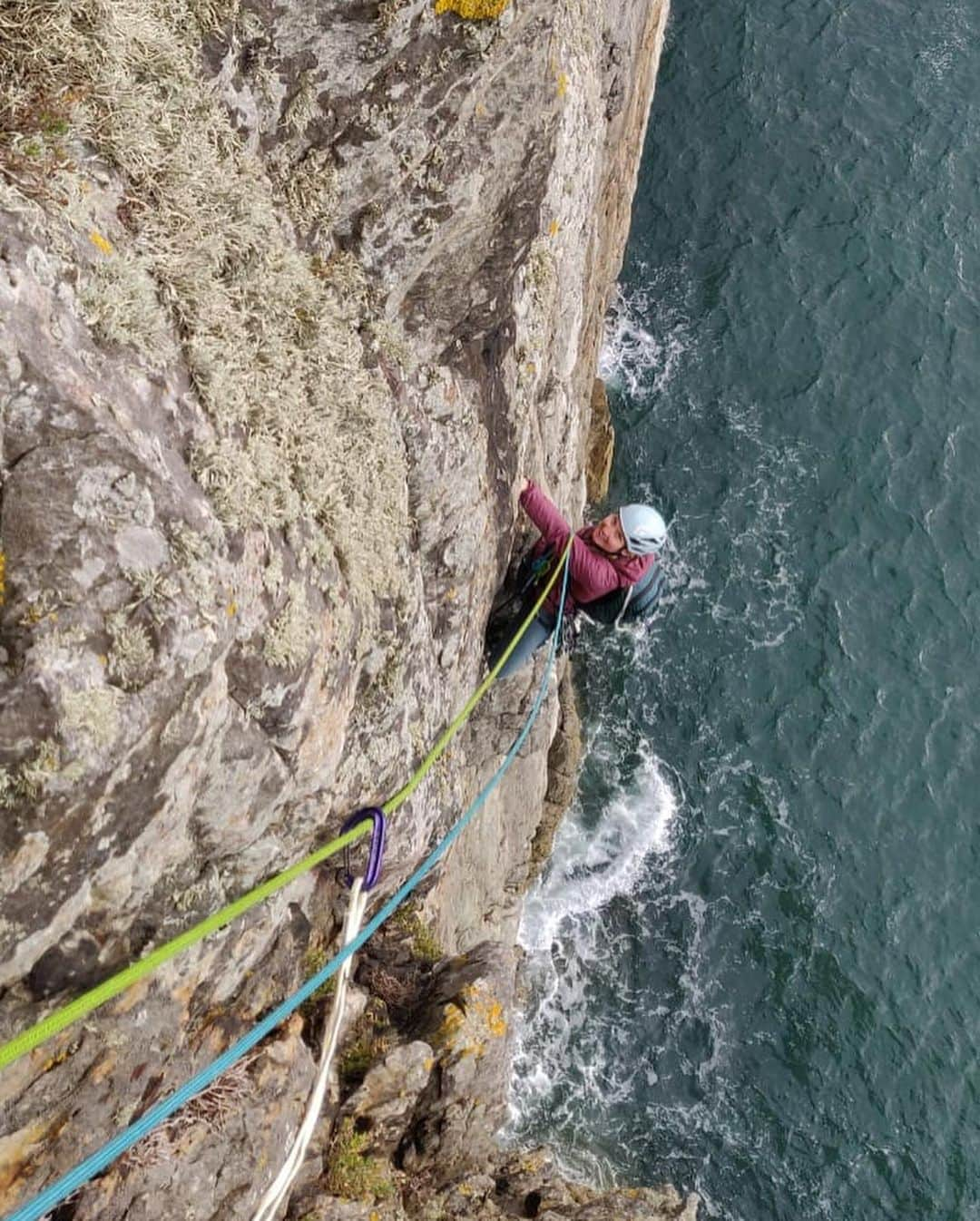 ヘイゼル・フィンドレーさんのインスタグラム写真 - (ヘイゼル・フィンドレーInstagram)「A nice day at Gogarth visiting old friends such as Positron and trying not to hurt my shoulder. It’s a shame there aren’t bolted belays and bolted abseils so you don’t have to walk miles back up vertical heather to get back to your bags every time you do a route. JUST KIDDING. #uktradfaff @angus.kille @blackdiamond @lasportivagram #gogarth」8月31日 4時58分 - hazel_findlay