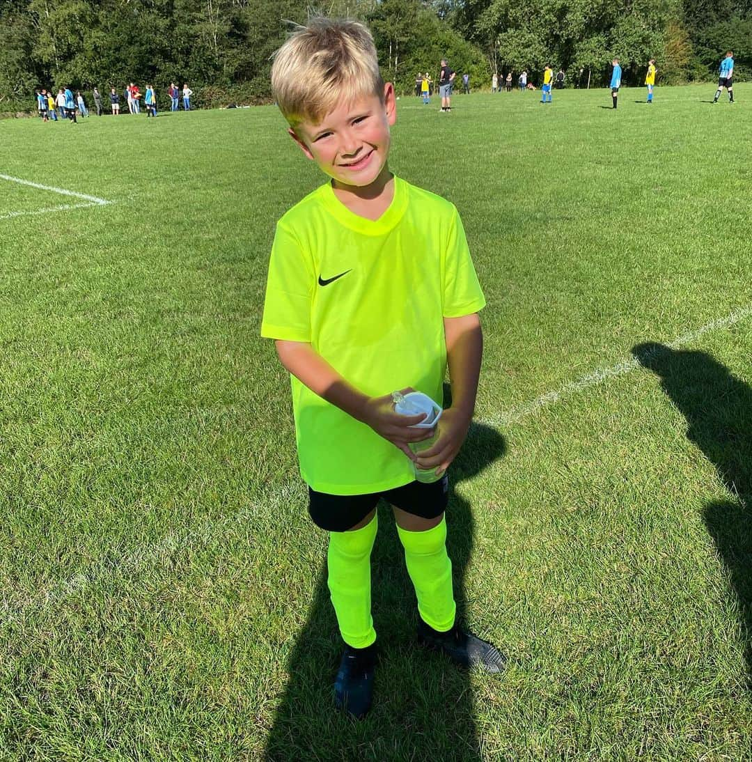 ダニエル・オズボーンさんのインスタグラム写真 - (ダニエル・オズボーンInstagram)「Wanted to upload this because it was a big day today, my boy had his first ever football match against another team that he doesn’t know. 6 years old and he loves it!  Well done handsome and to your team, all done great! Sorry daddy was going mental shouting on the sideline 😂 (got way too into it) 😂 I am excited to spend every Sunday morning watching you play, so so proud of you boy 💙 few little 10 minute friendlies today against other teams and he got 3 great goals, battled to win the ball, tracked back to help defend. Love seeing you develop and improve but most all of all, just love seeing you having fun playing the game you love as much as daddy does ⚽️❤️💙」8月31日 4時59分 - danosborneofficial