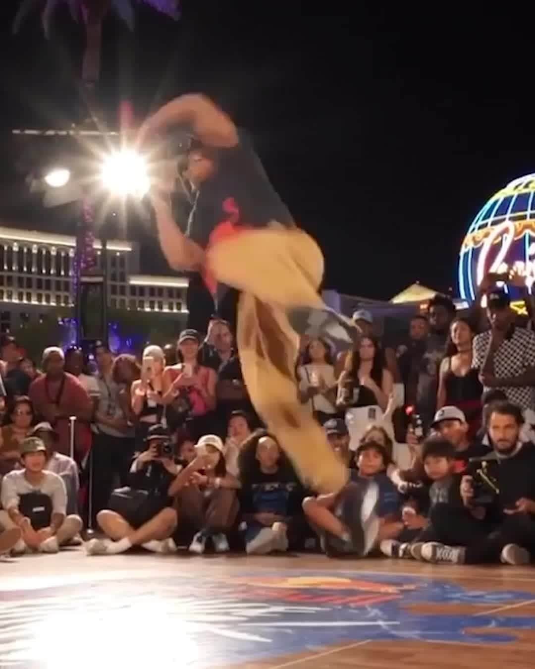 レッドブルのインスタグラム：「we can't stop watching 😳   🏃‍♂️: @neguinism #bboy #dance #breaking #redbull #givesyouwings」